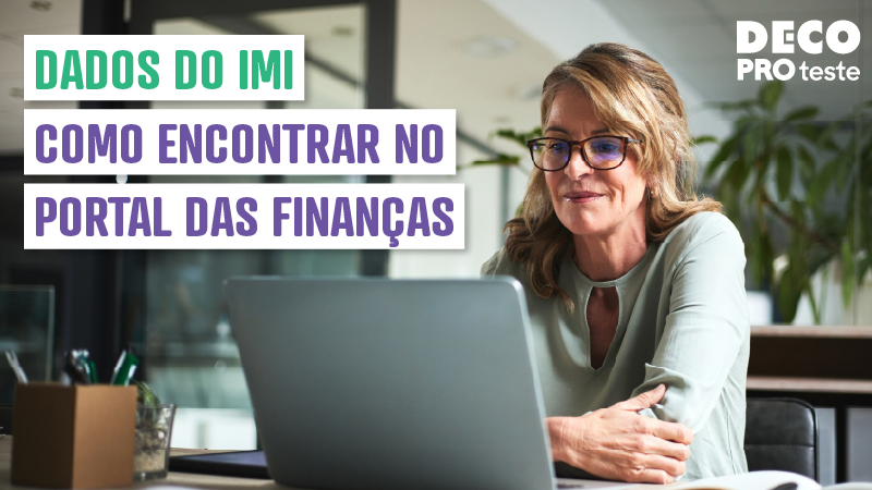 mulher ao computador